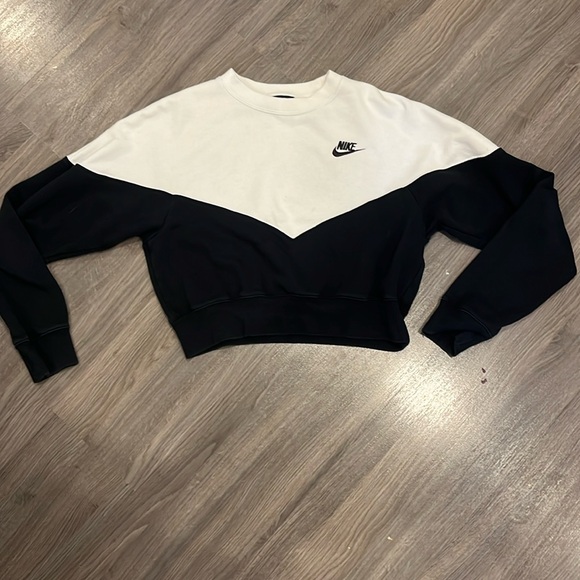 Women’s Nike cropped sweatshirt - Picture 1 of 3